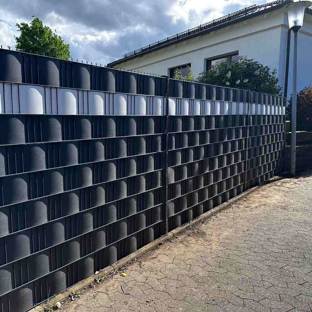 Doppelstabmattenzaun mit Sichtschutz