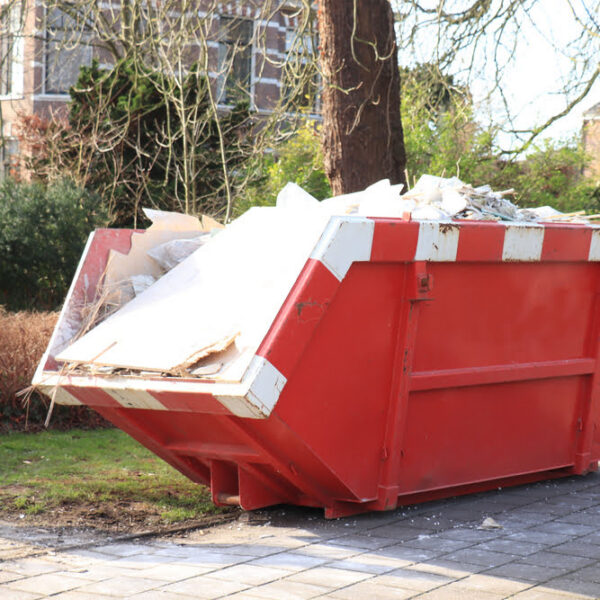 Voller Container nach Haushaltsauflösung (1)