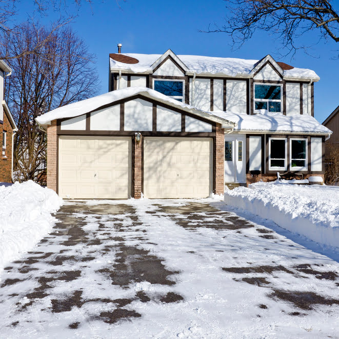 Vom Schnee geräumte Einfahrt