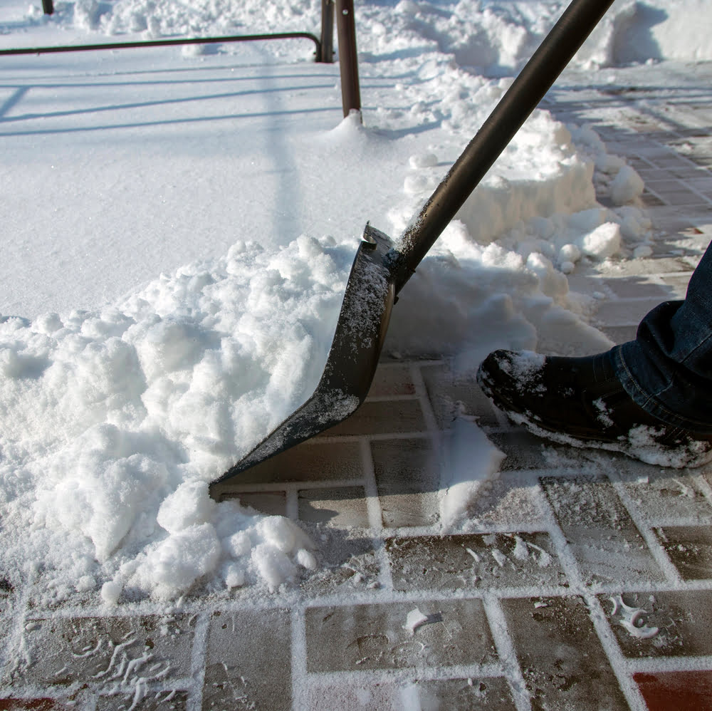 Schnee räumen per Schneeschaufel